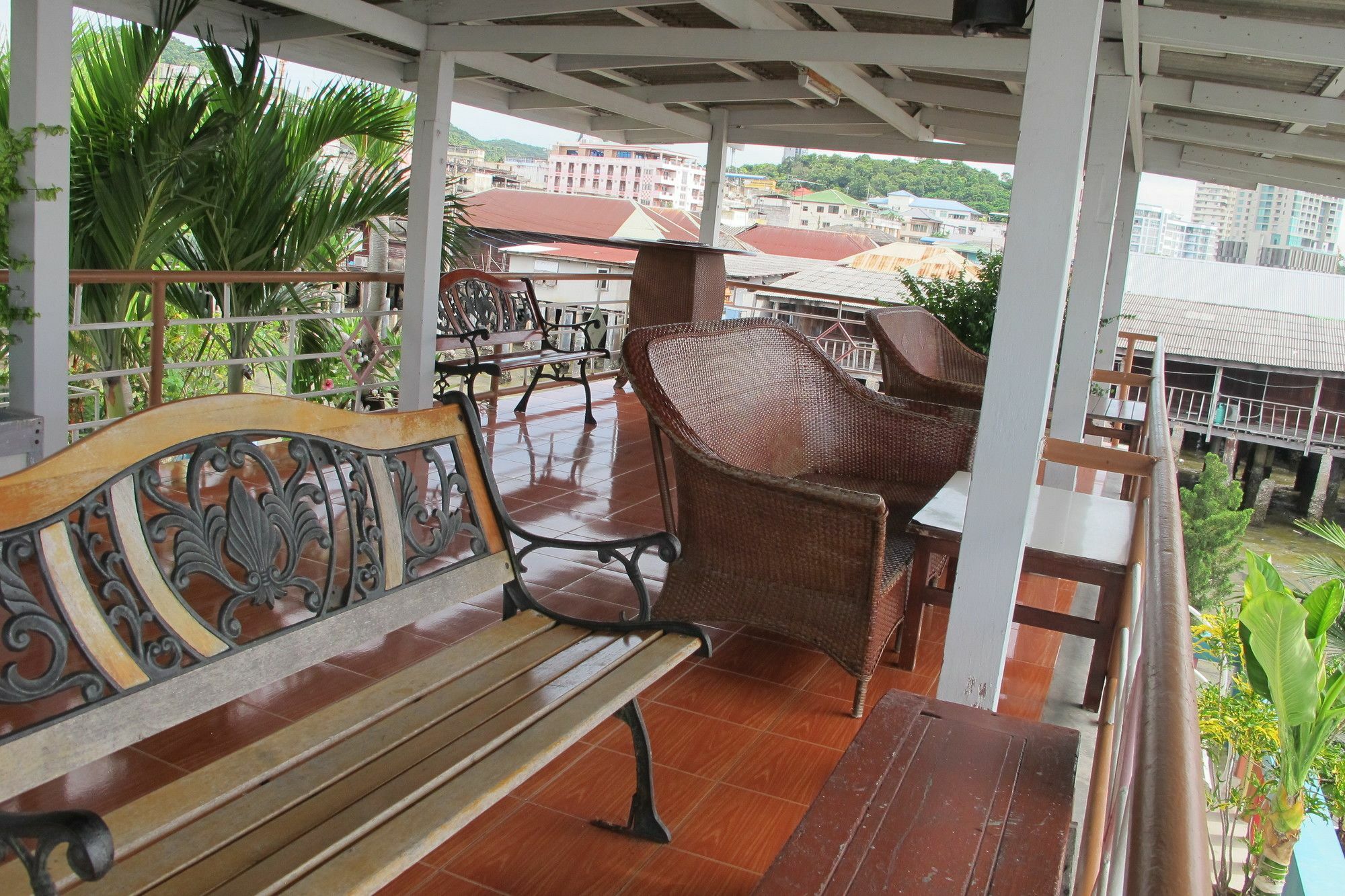 Samchai Hotel Si Racha Exterior foto